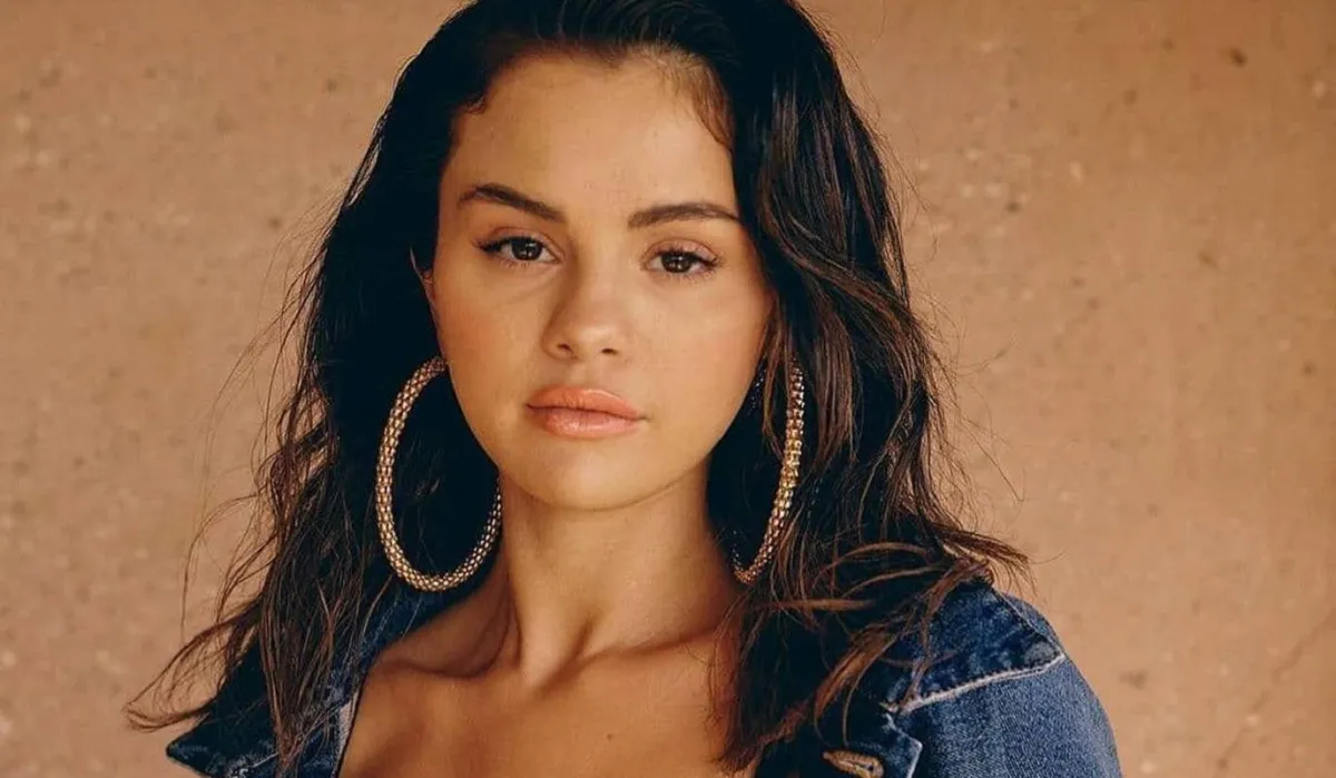 أقراط Hoop كبيرة-الصورة من حساب سيلينا غوميز على انستغرام