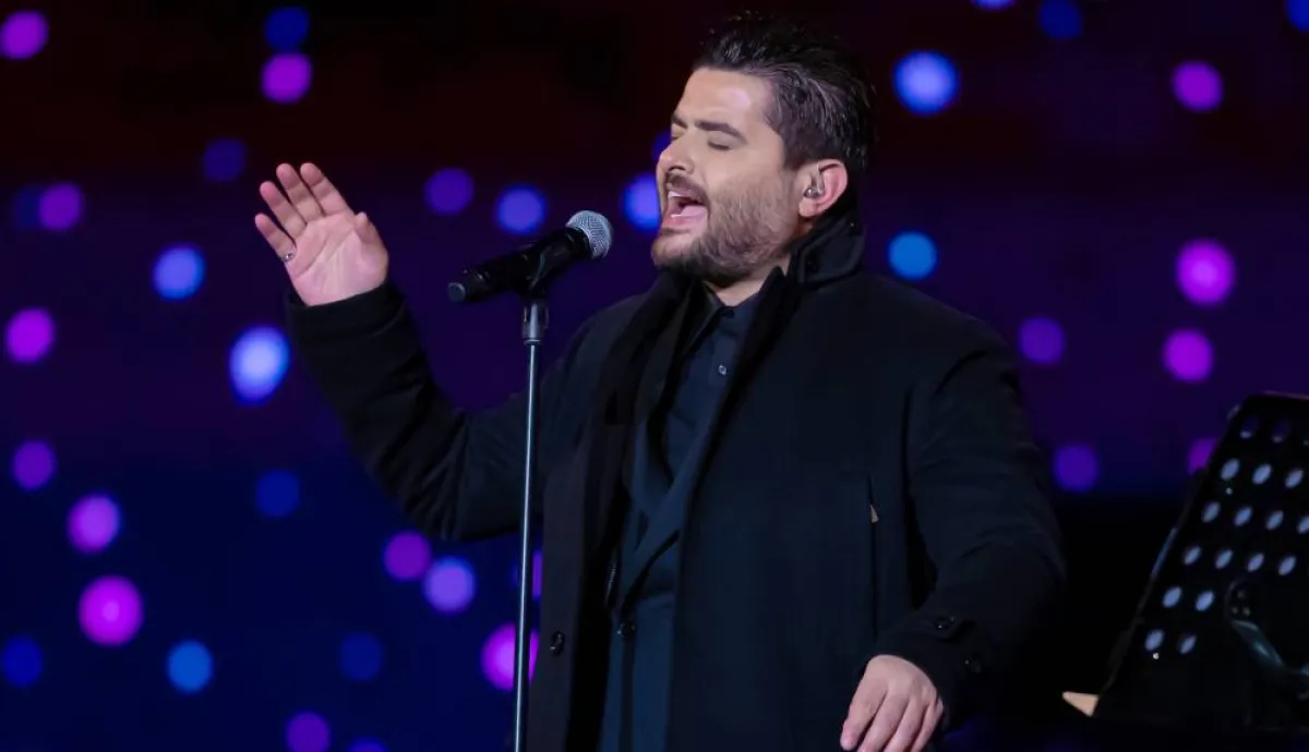 ناصيف زيتون  وهو يرتدي المعطف