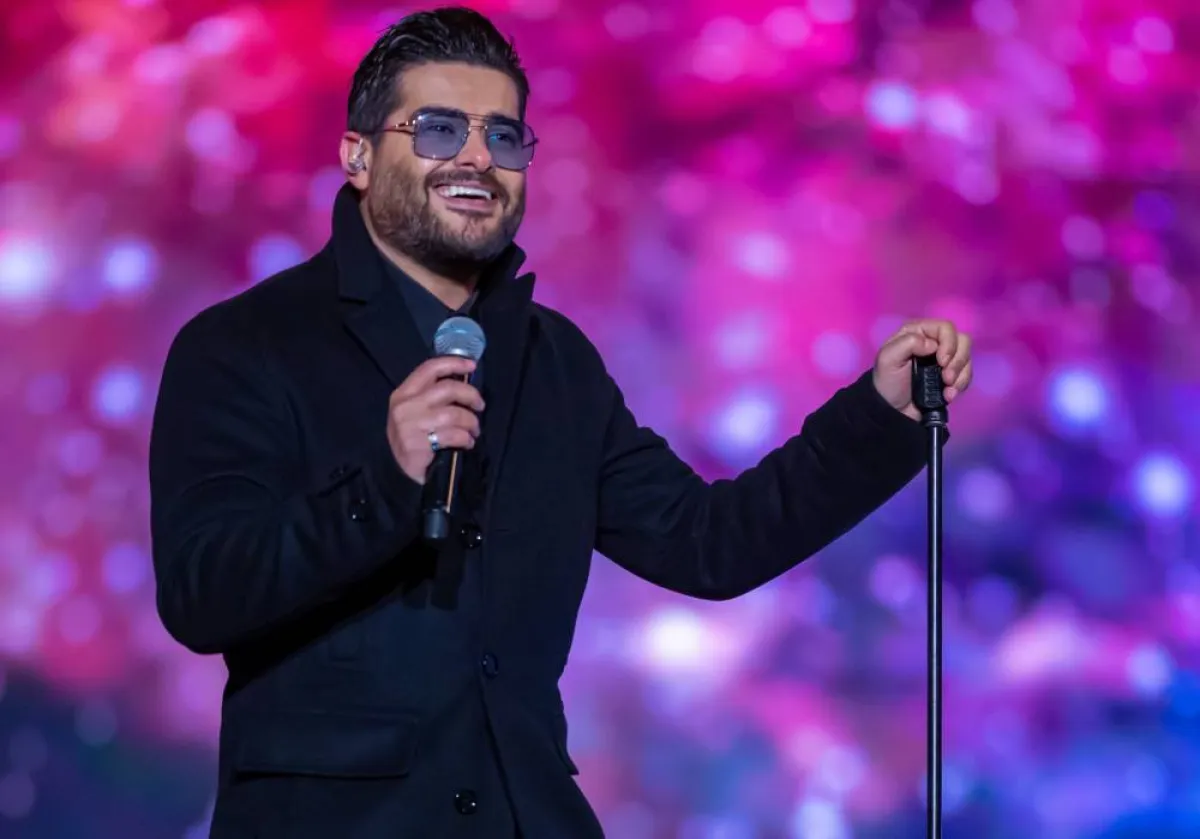 ناصيف زيتون  وهو يضع النظارة 