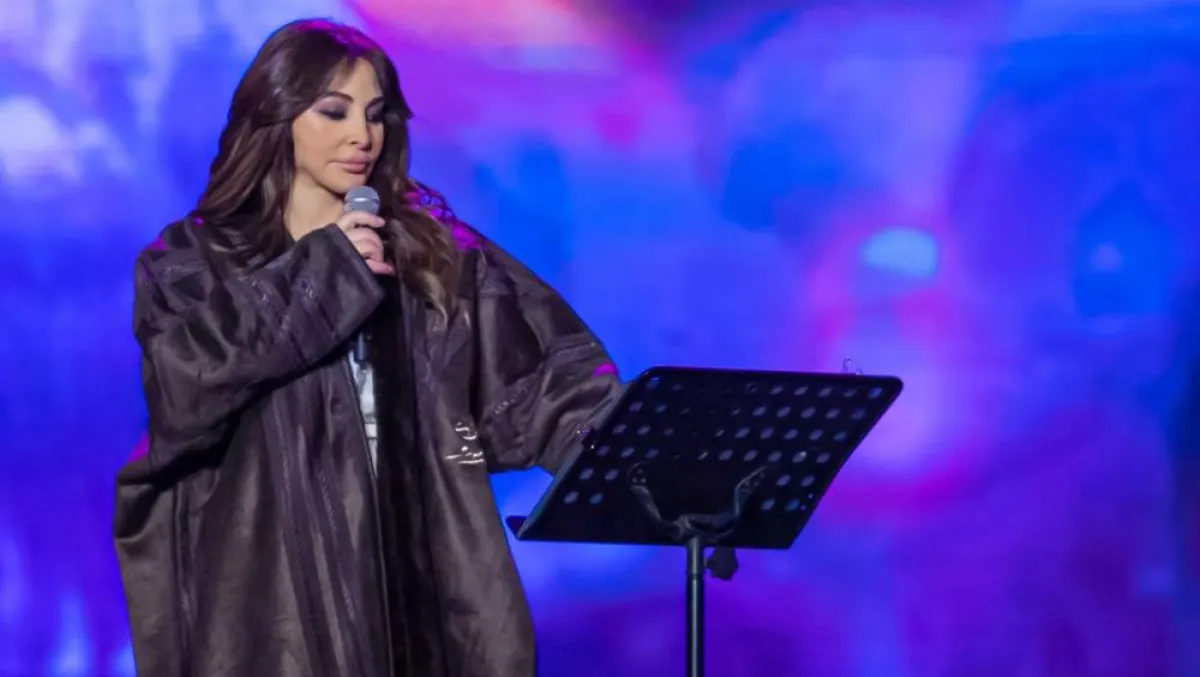 إليسا وهي ترتدي الفروة السعودية
