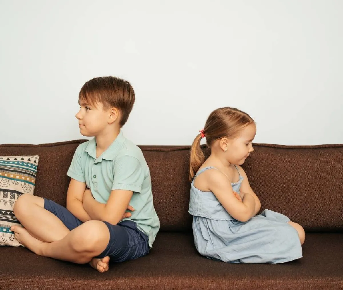 صورة لشقيقين في حالة خصام بسبب الغيرة