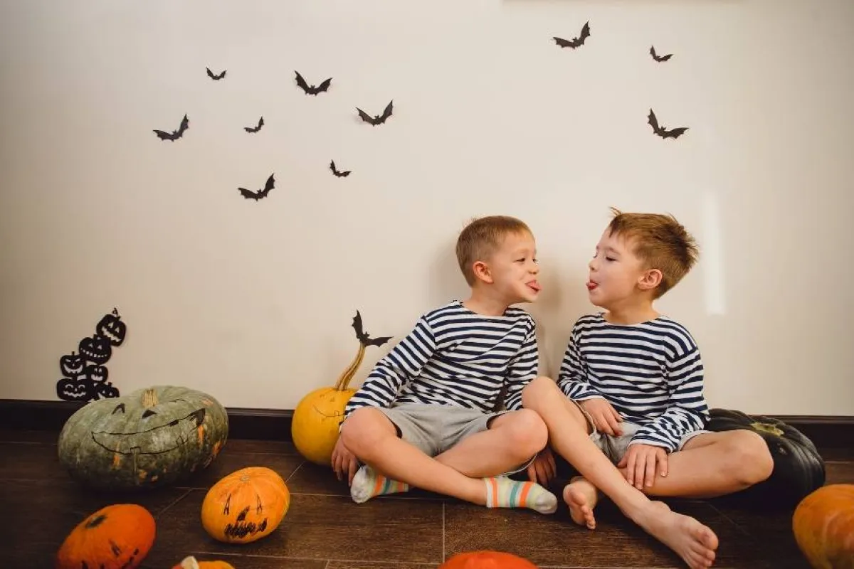 صورة لشقيقين يشعر أحدهما بالغيرة من الآخر