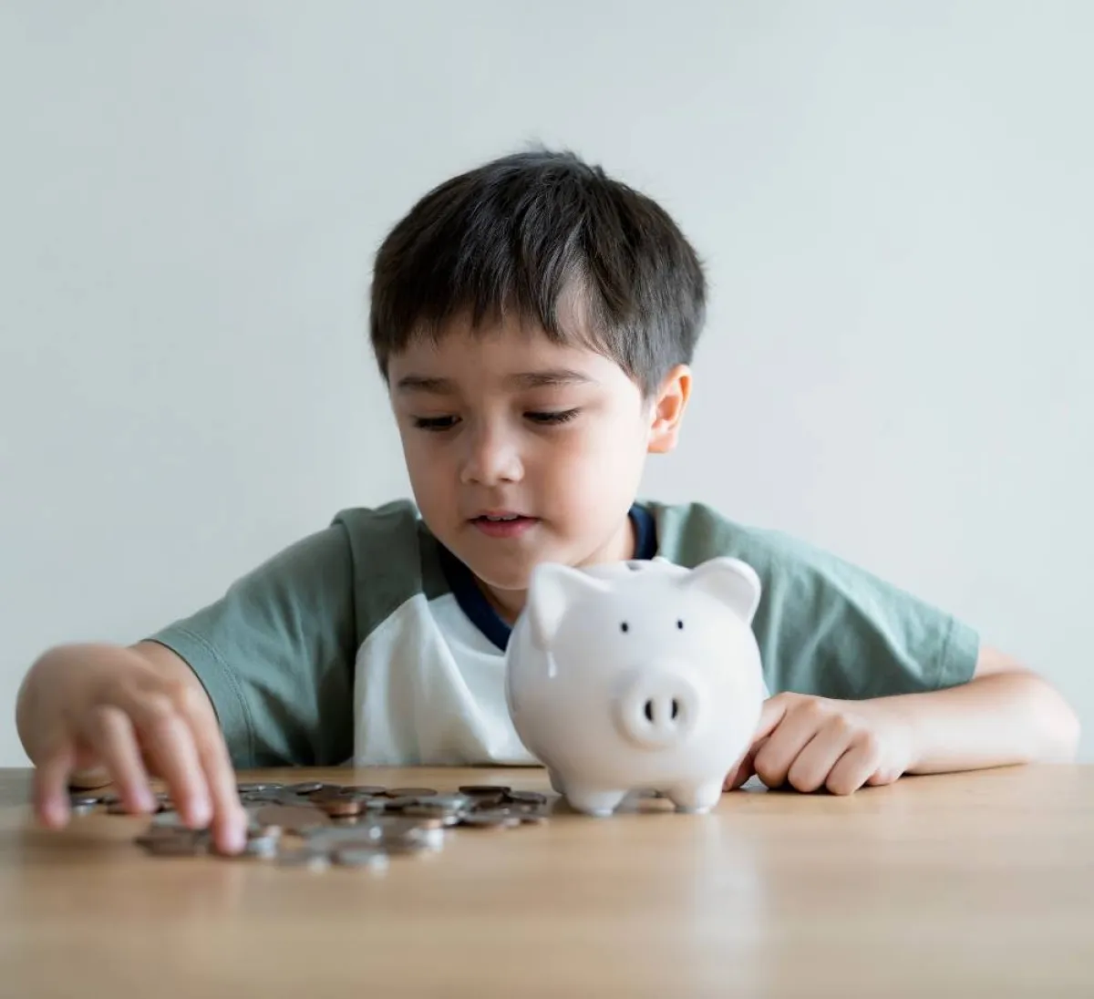 صورة لطفل يتعلم الادخار