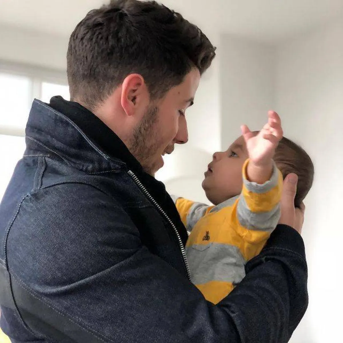 نيك جوناس مع أحد أبناء إخوته- الصورة من حساب بريانكا على إنستغرام