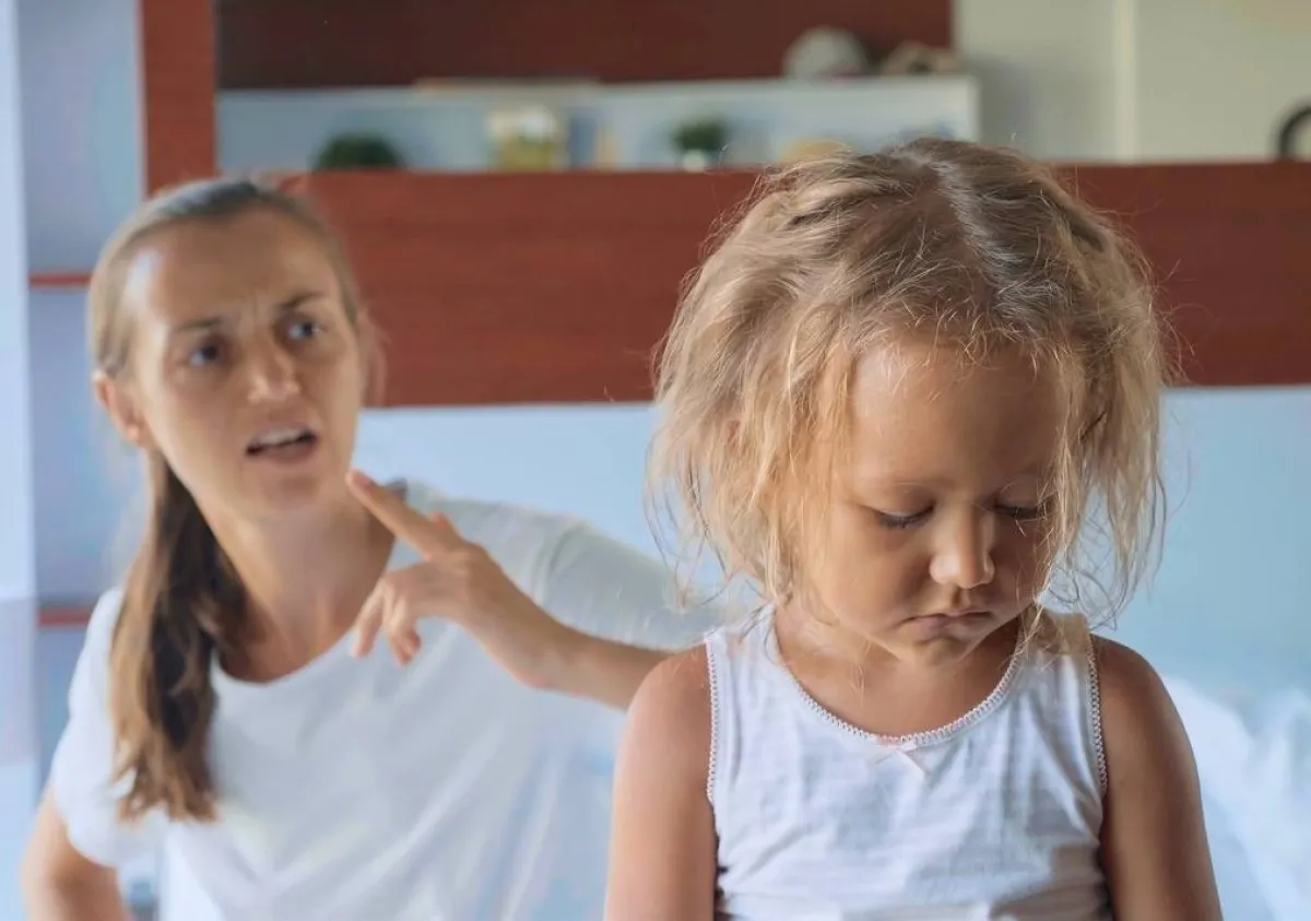 ضورة لأم توبخ ابنتها