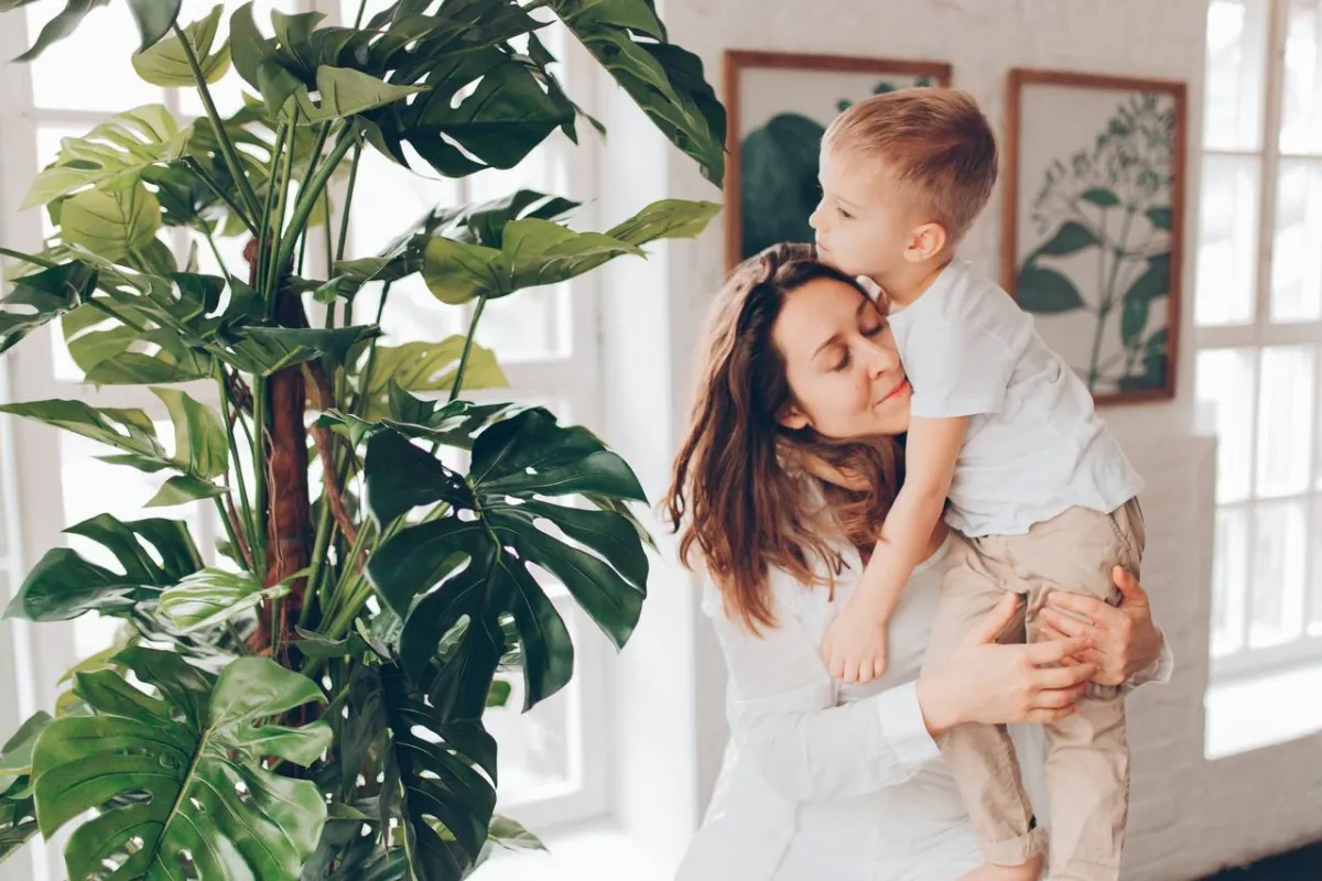 صورة لأم تواسي ابنها