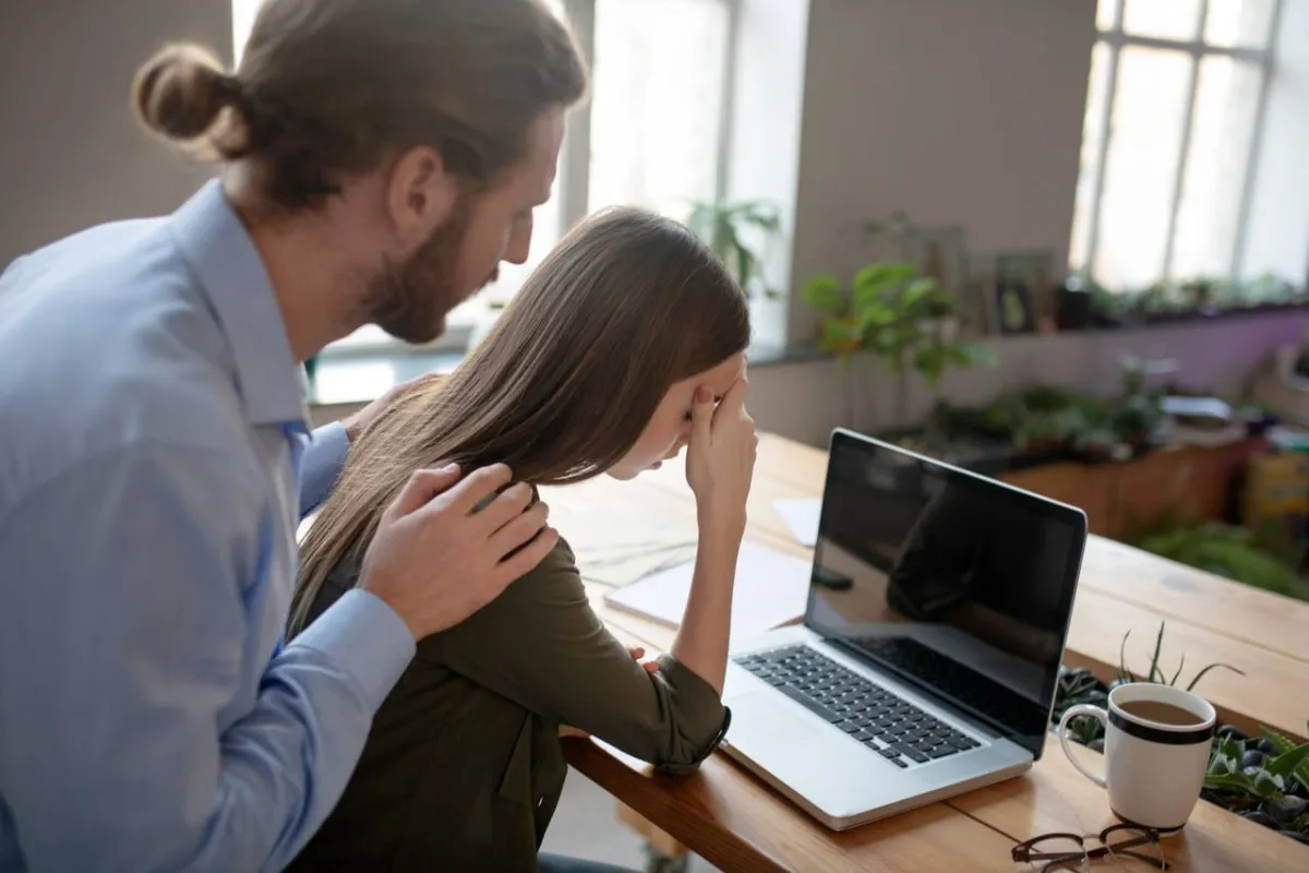 صورة لامرأة متضايقة