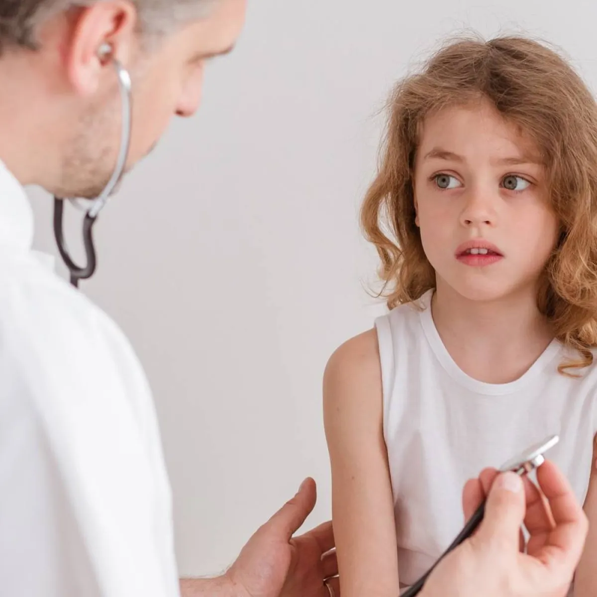 صورة لطبيب وطفلة