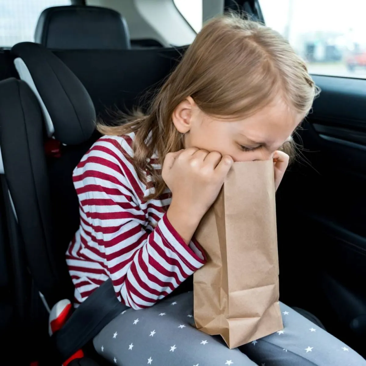 صورة لطفلة تتقيأ