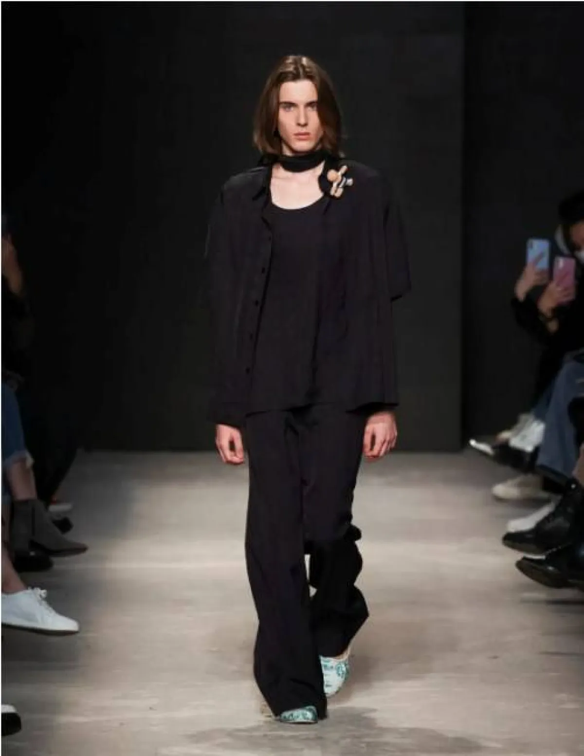 الأسود من الرأس حتى اخمص القدمين من 1377