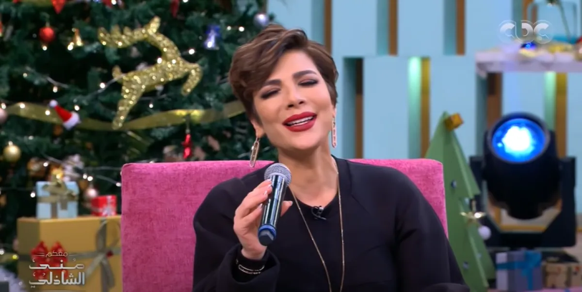 أصالة خلال استضافتها في مع منى الشاذلي - الصورة من حساب البرنامج على يوتيوب