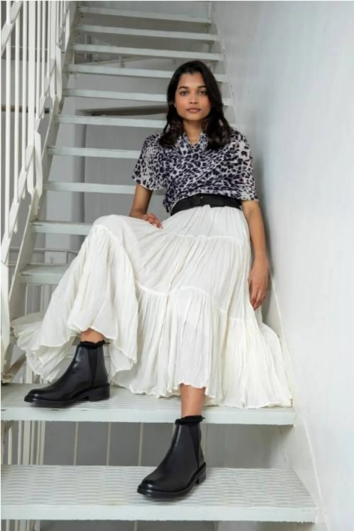 تنورة فضفاضة مع كنزة ضيّقة من أنييس بي  Agnes B