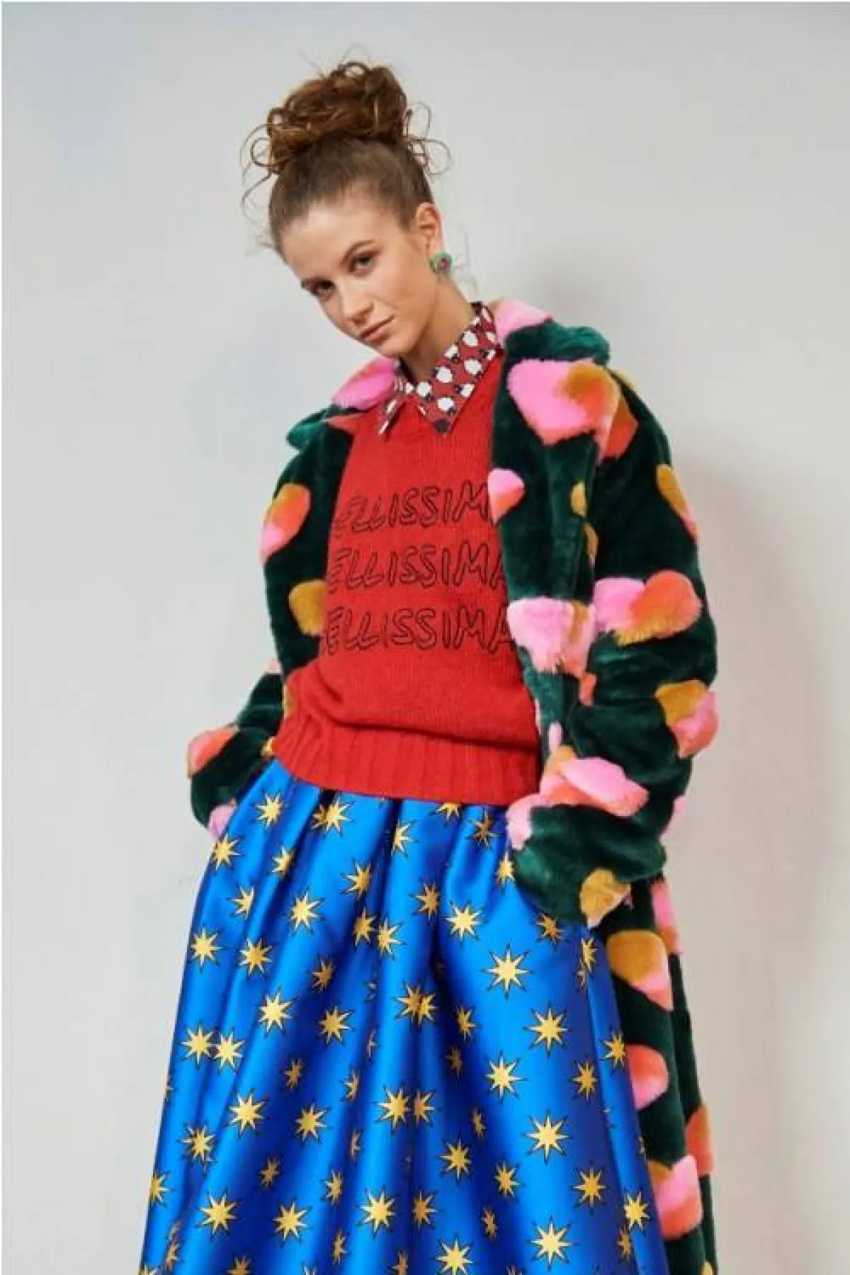 التنورة  المنفوشة مع بلوزة كلاسيكية من أليساندرو انريكيز  Alessandro Enriquez