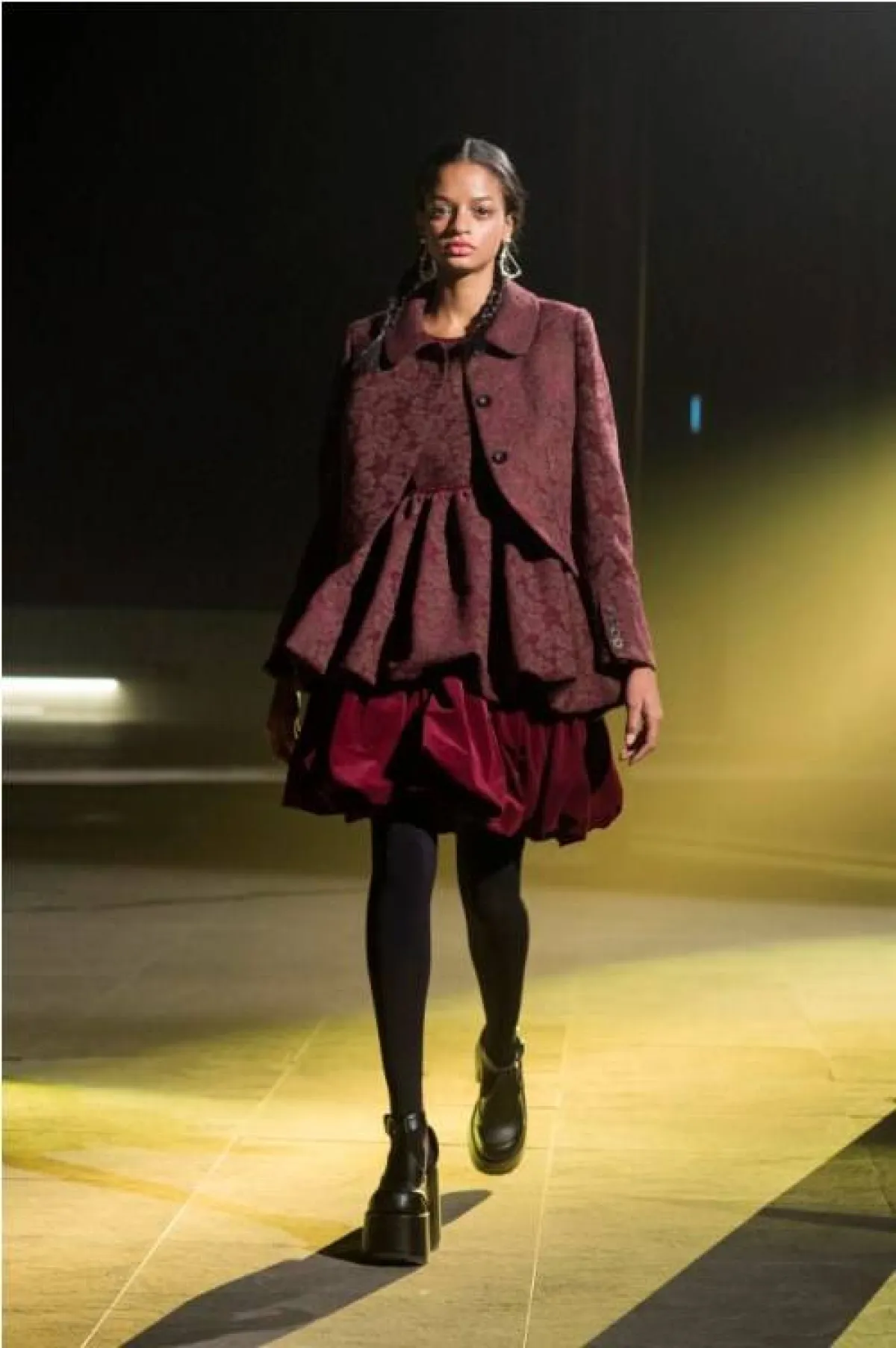 تنورة قصيرة بكسرات بقماش المخمل من بيمويت Bmuette