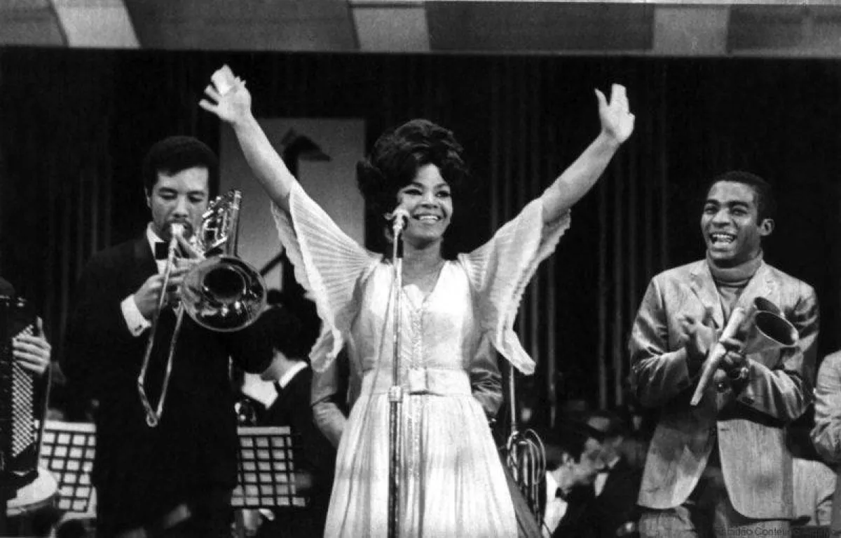 إلزا سواريس في إحدى حفلاتها أيّام شبابها -الصورة منEverything Soulful.com