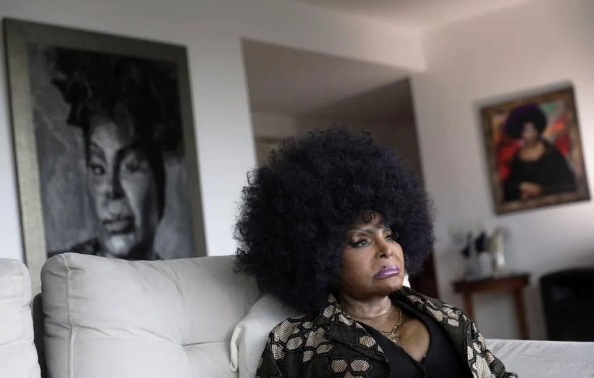 المغنية  البرازيلية الراحلة إلزا سواريس في بيتها في ريو دي جانيرو- الصورة من موقع المجلة الفرنسية لي كورييه انترناسيونال