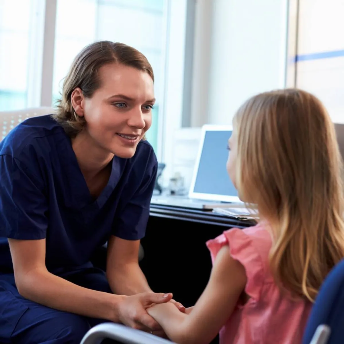 صورة لأم تحاور طفلتها