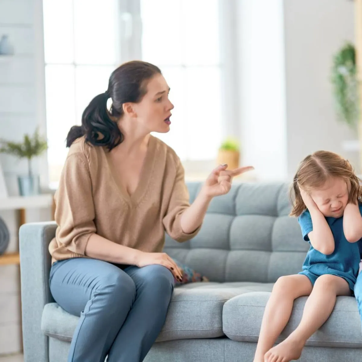 صورة لأم تعنف طفلتها