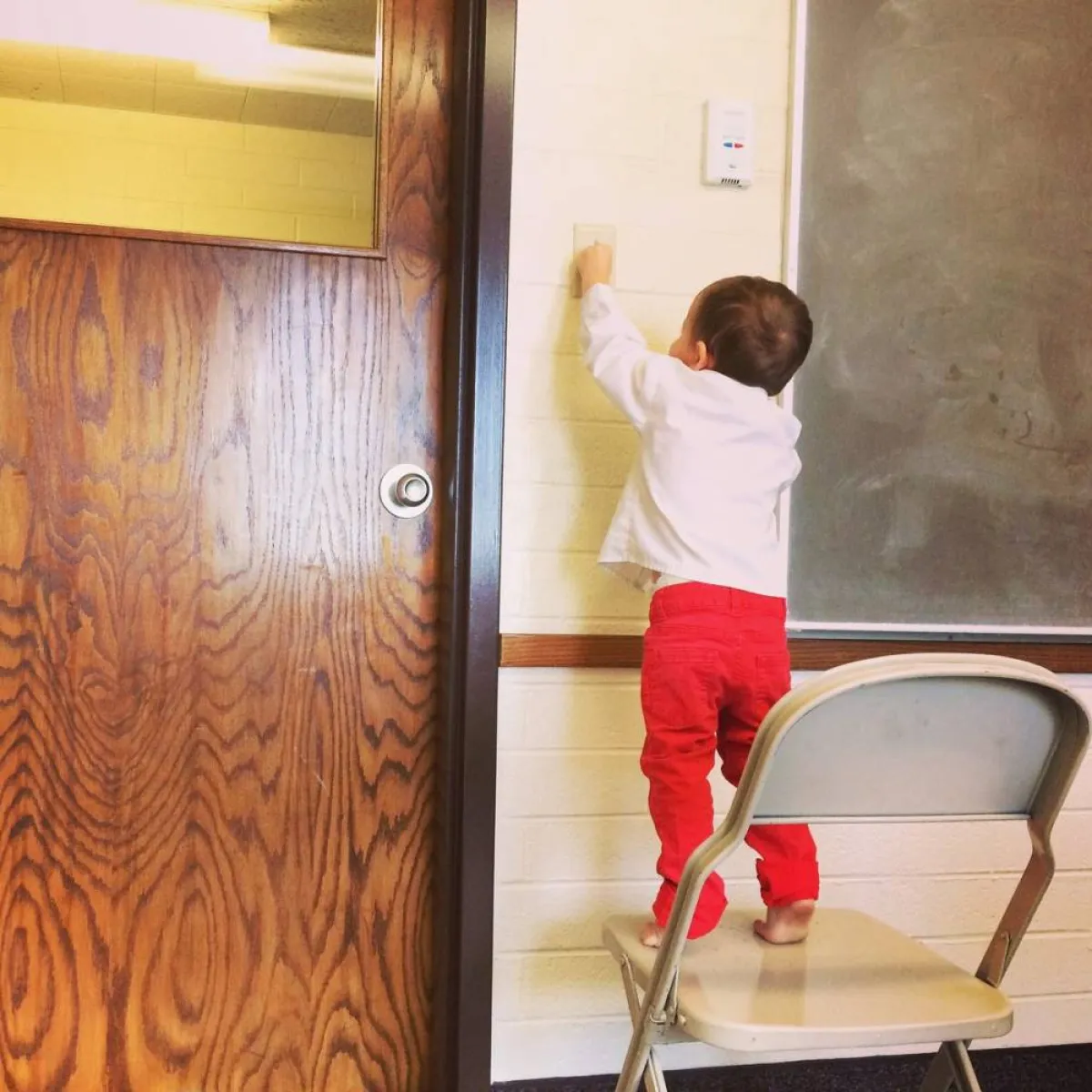 صورة لطفل معاقب