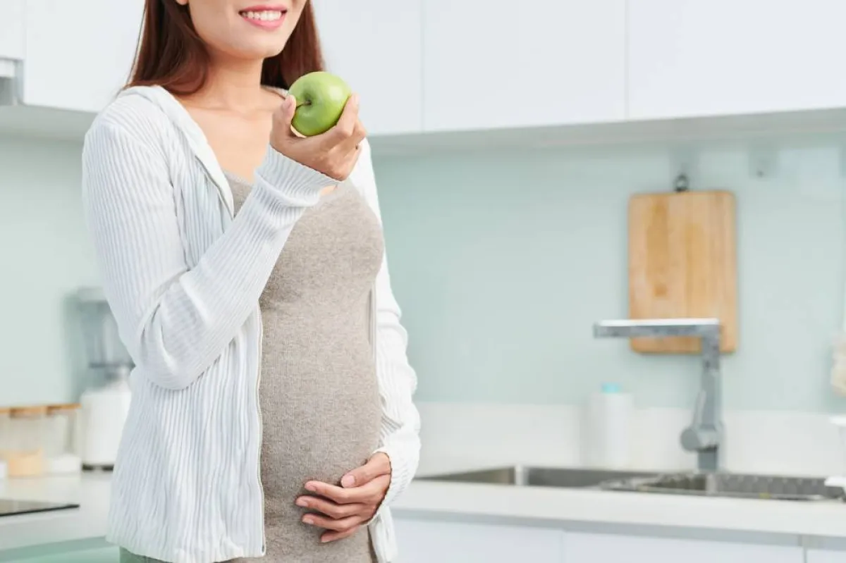 صورة لحامل تهتم بتغذيتها لكي تنجح في الرضاعة الطبيعية بعد الولادة