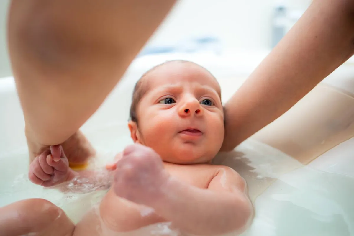 صورة مولود في الحمام