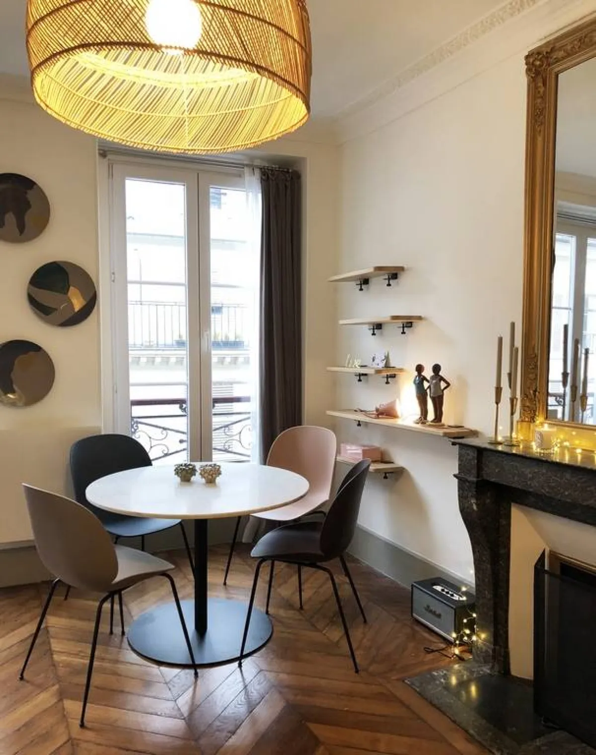 الطراز البوهيمي حاضر في لوحة الديكور العصريّة عن طريق مواد مستلّة من الطبيعة، كمادة الروطان Rattan