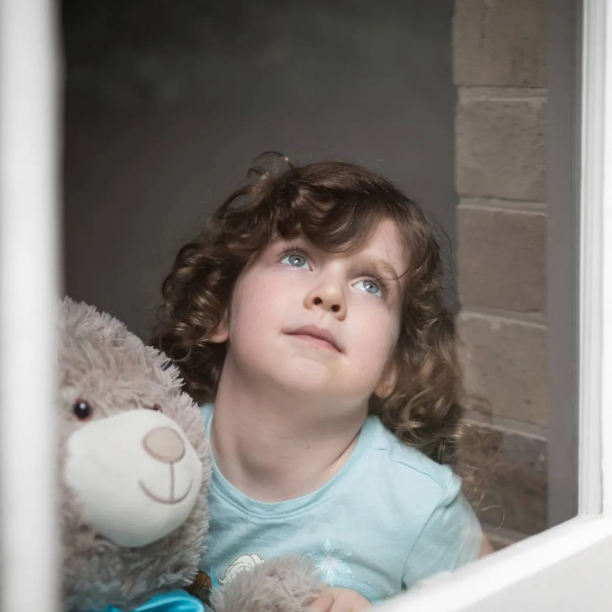 صورة تعبيرية لطفل وحيد