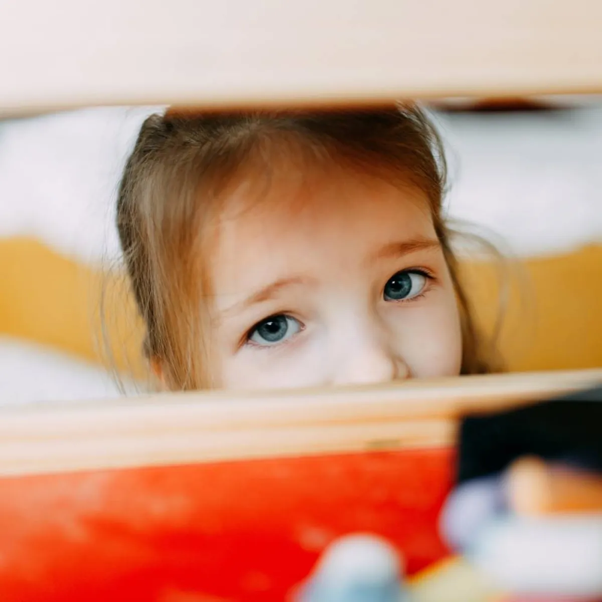 صورة لطفلة تشعر بالوحدة