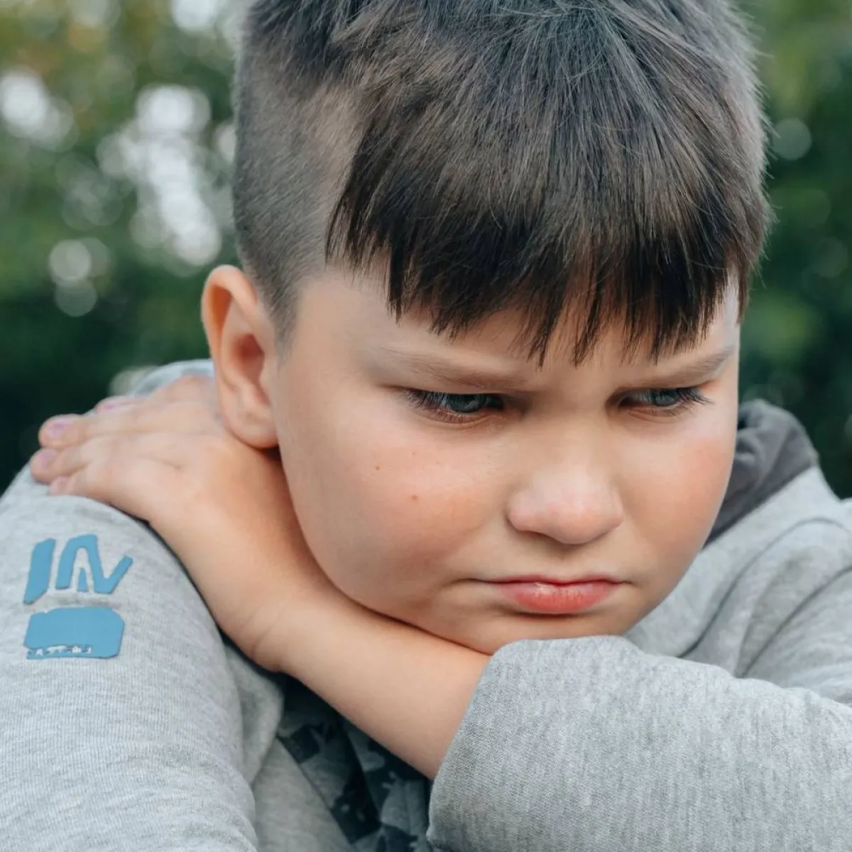 صورة لطفل يشعر بالضيق والزهق