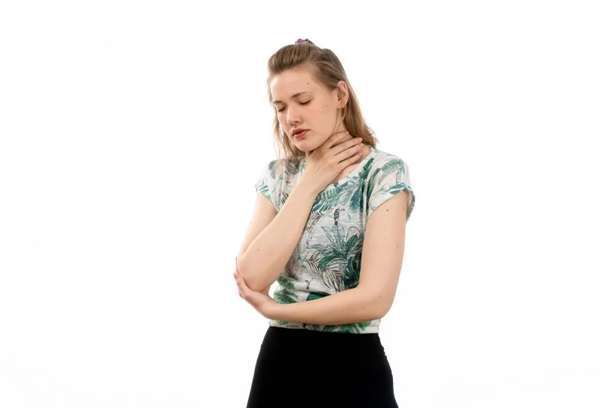 يمكن أن يؤدي عدم شرب الماء إلى إصابة الجسم بالجفاف مما ينتج عنه جفاف الحلق وصعوبة البلع