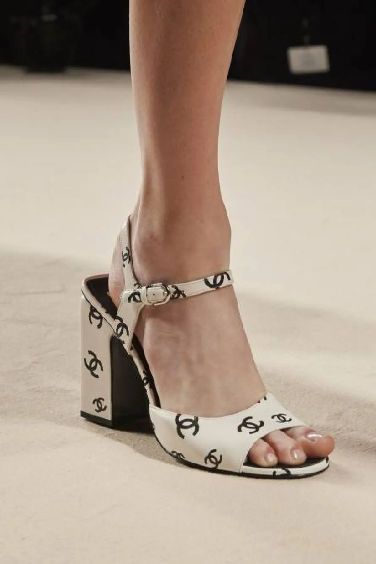 حذاء بقصات عصرية من شانيل  Chanel