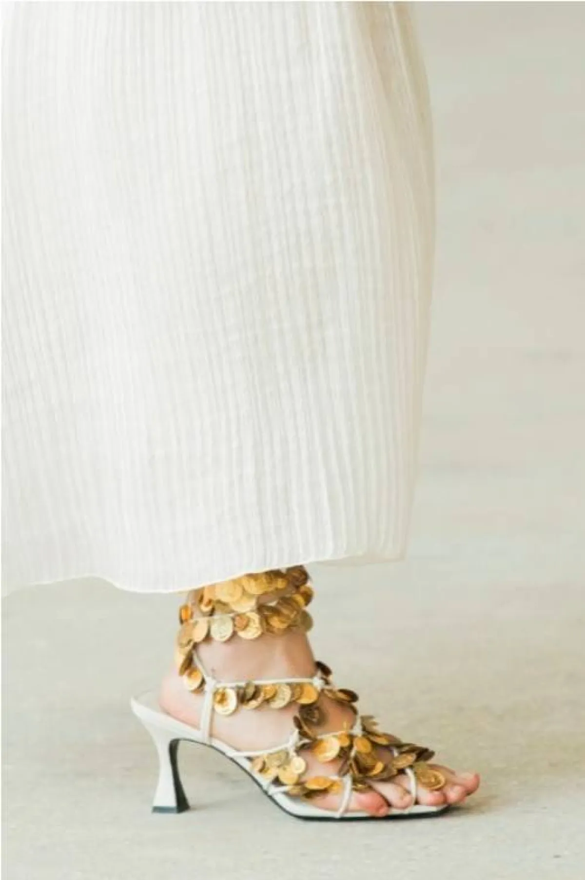 حذاء مصمّم بأربطة من اللون الذهبي من ألتوزارا  Altuzarra