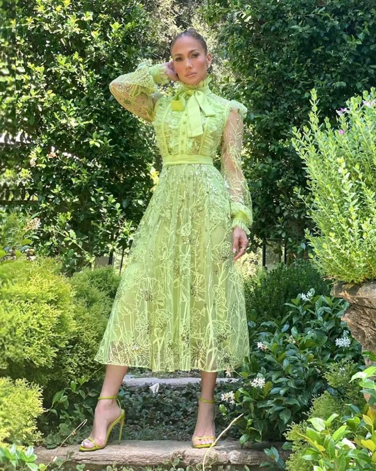 جنيفر لوبيز ترتدي فستاناً بلون الأخضر الباستيل للمصمم إيلي صعب