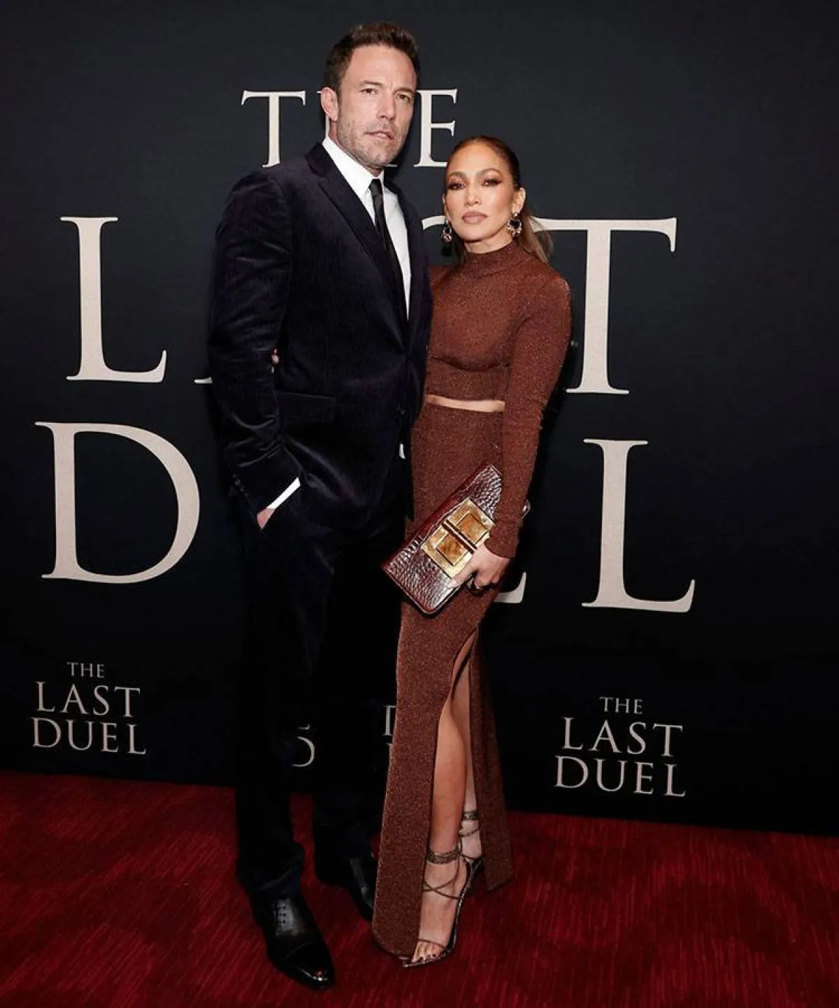 جنيفر لوبيز ترتدي من هرفيه ليجيه بلوزة وتنورة باللون البرونزي 