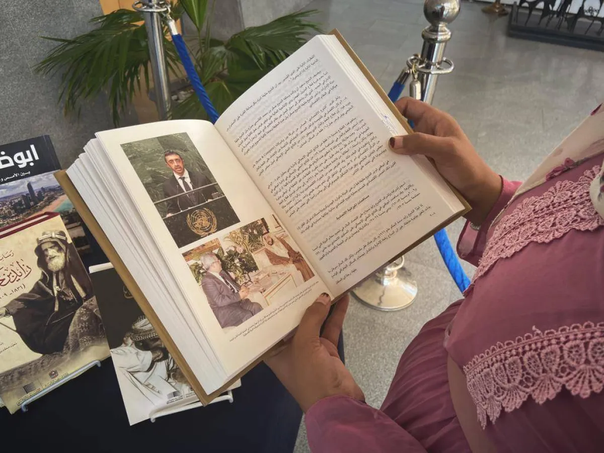 نقل كتب توثق تاريخ الإمارات لمكتبة الإسكندرية - الصورة من وام