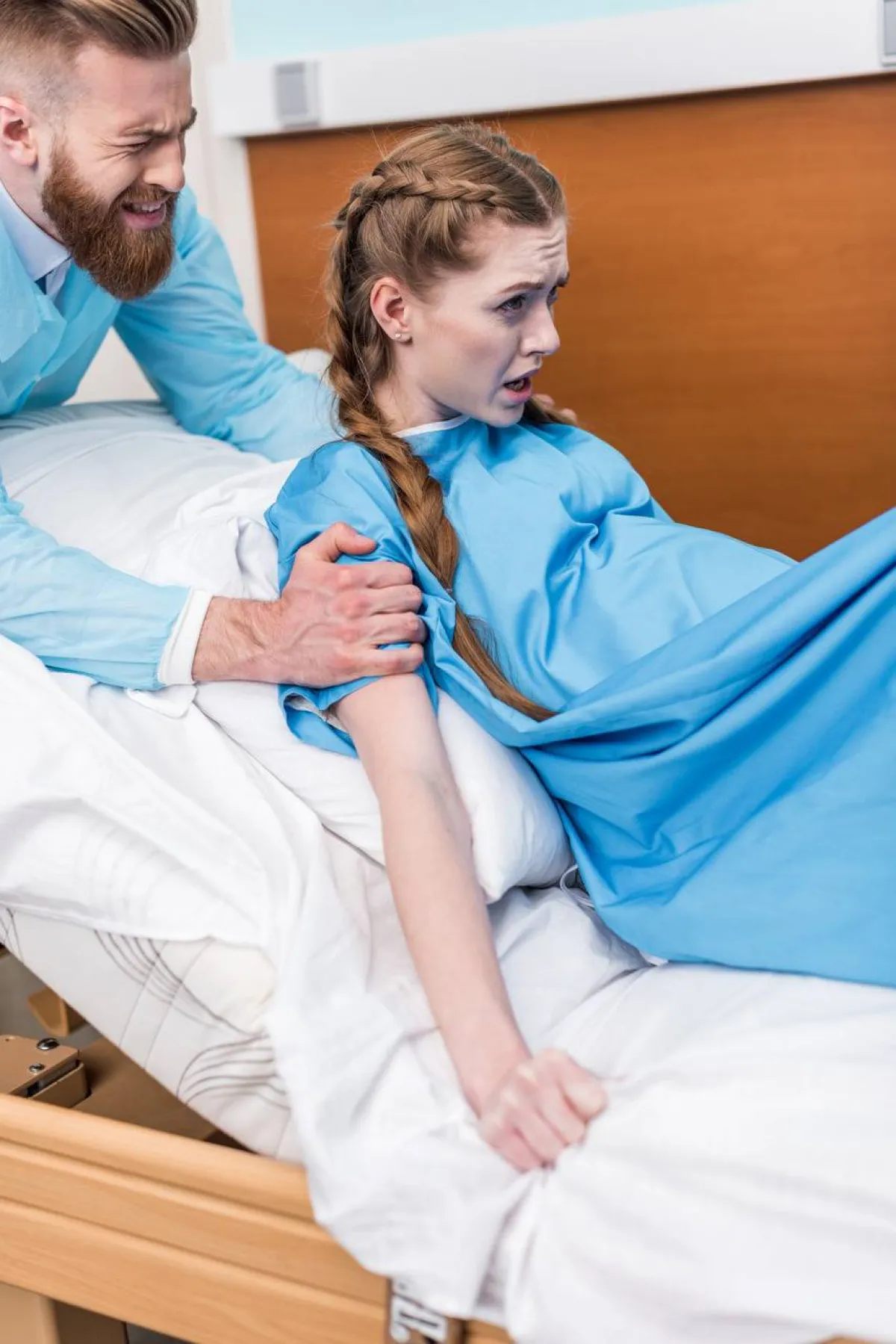 صورة لزوج يشجع زوجته على الولادة