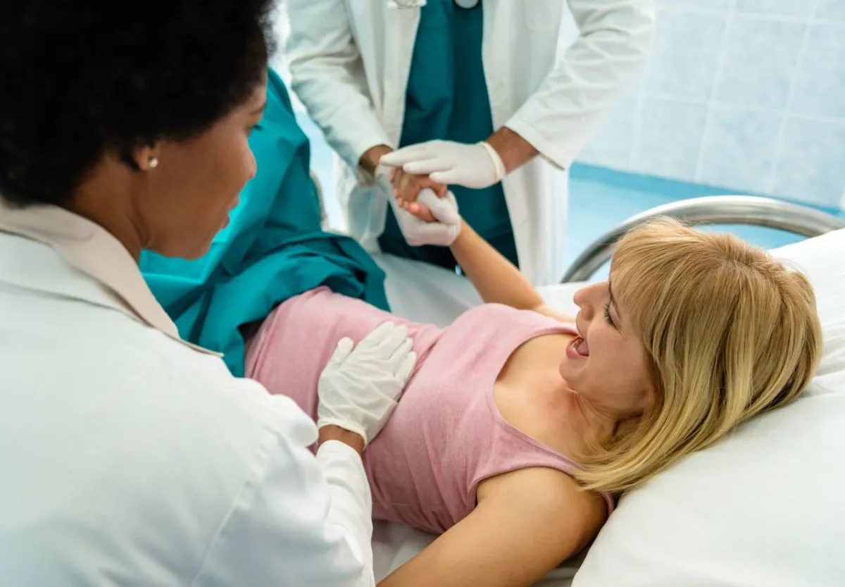 صورة لممرضة تهدئ الأم التي تلد