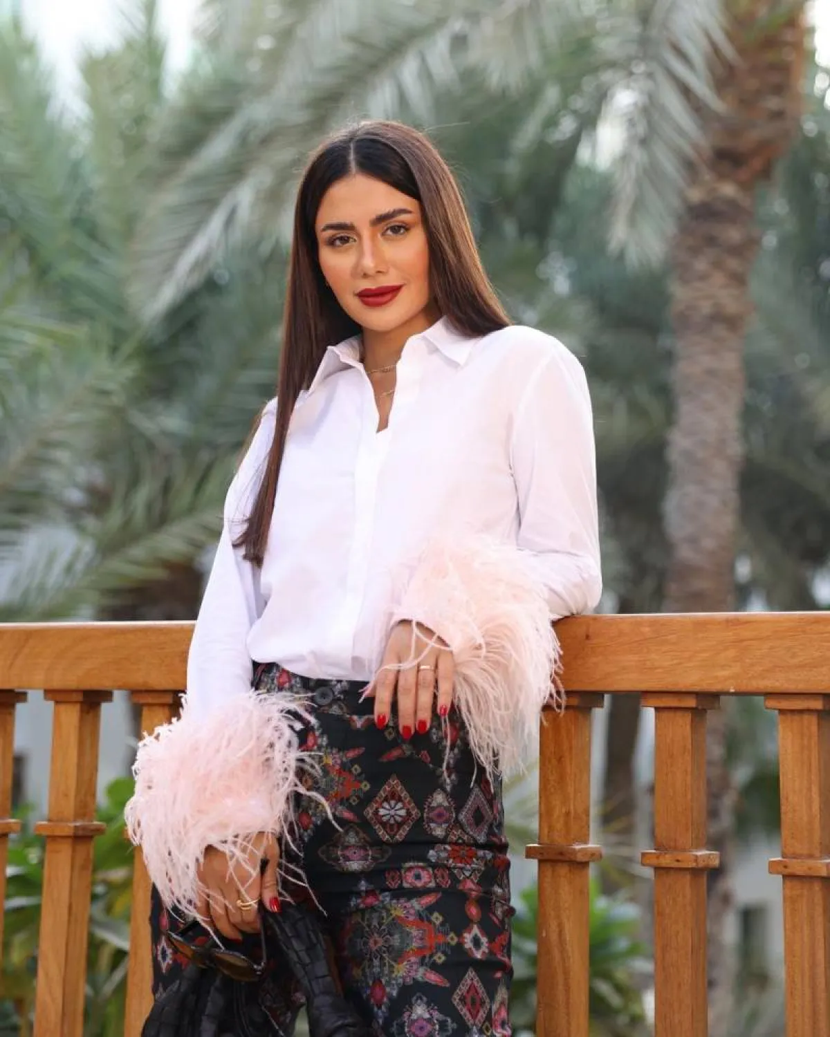 ديما الأسدي بقميص أبيض أنيق  