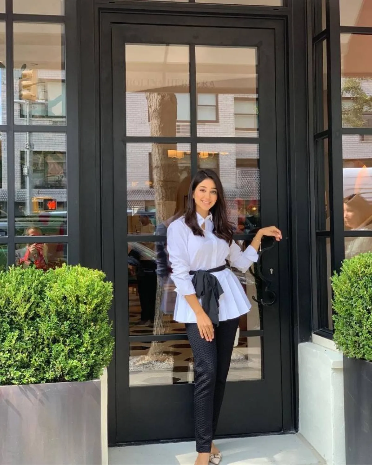 أسيل عمران بقميص أبيض رسمي  