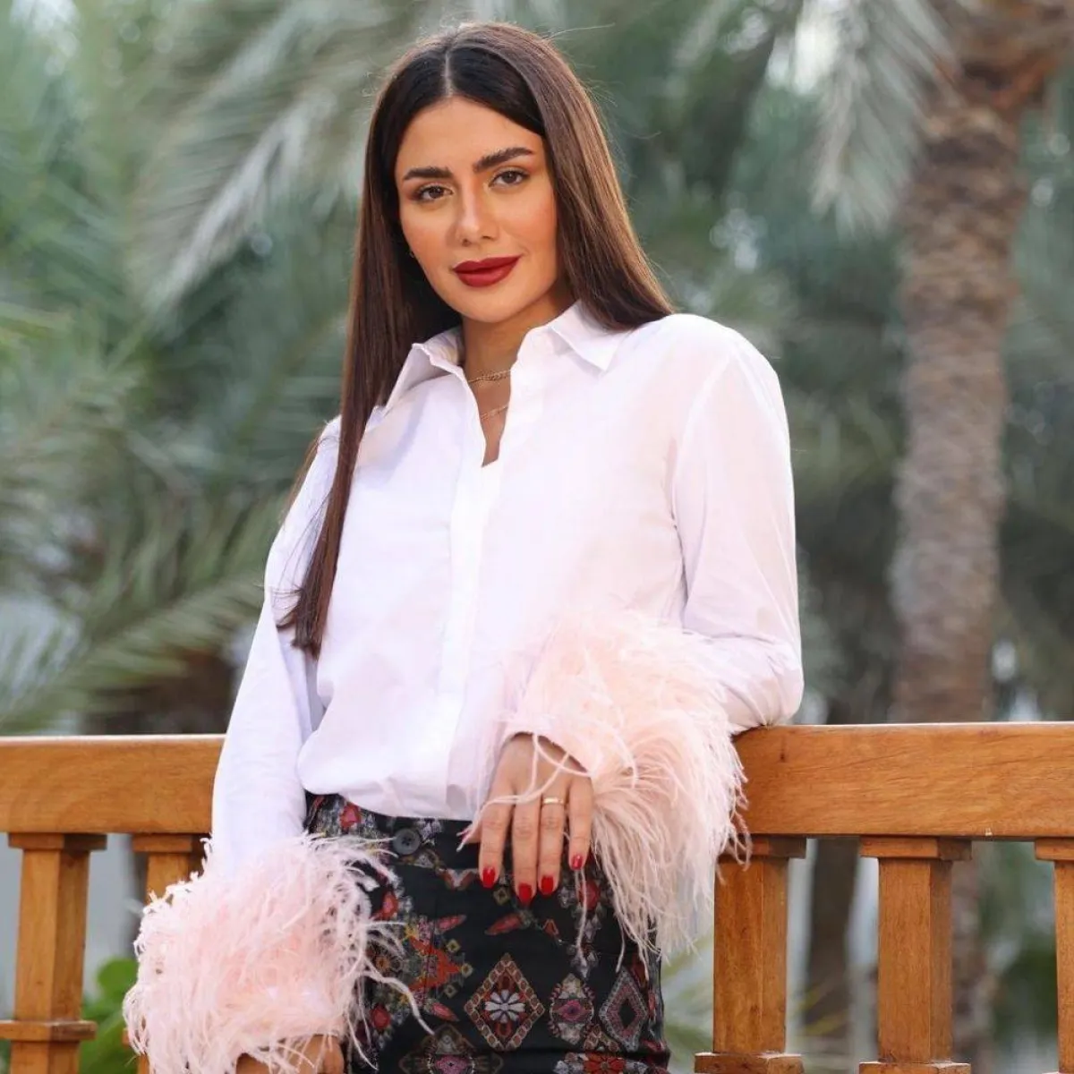 ديما الأسدي بقميص أبيض أنيق  