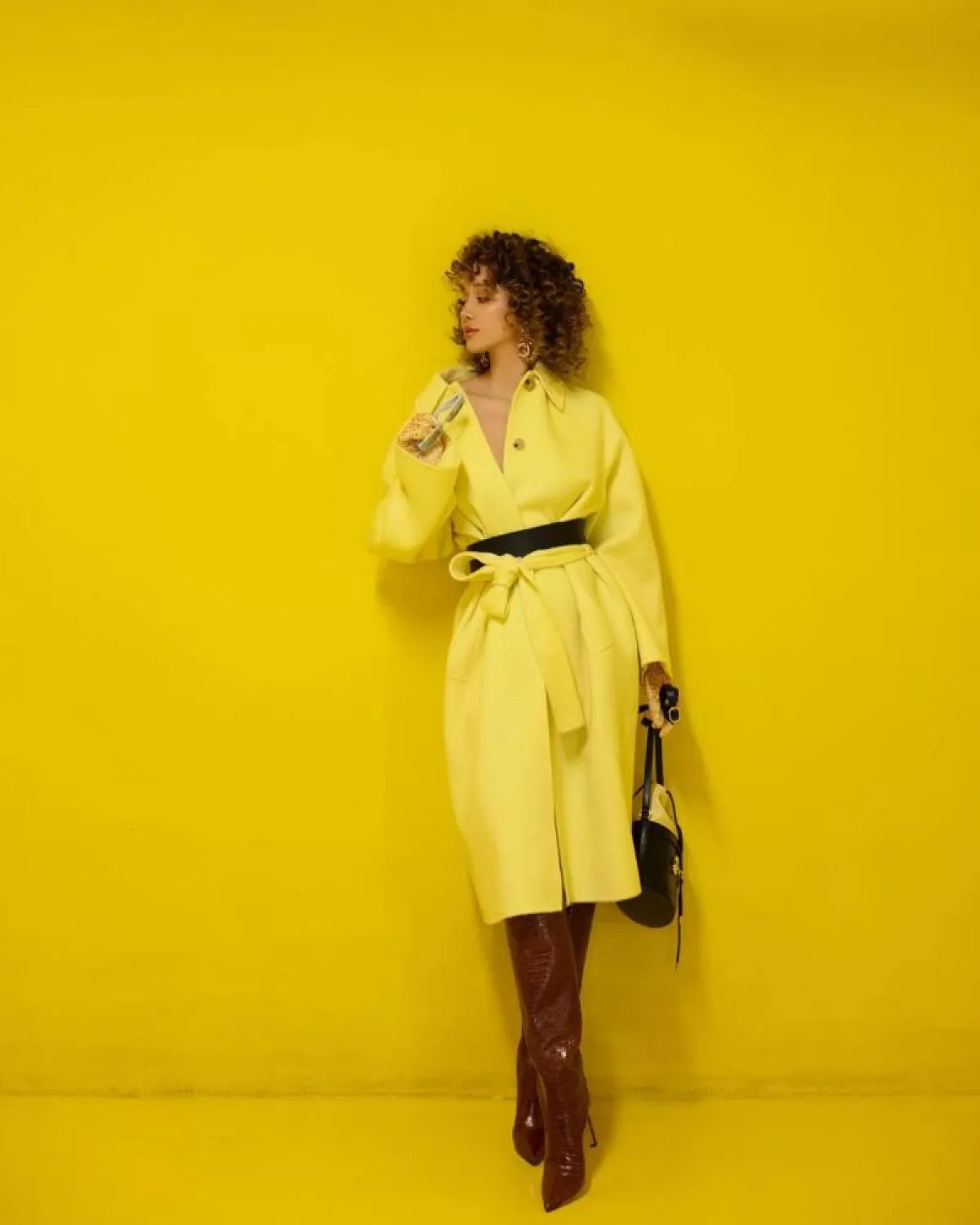 لانا الساحلي بجزمة باللون البني  