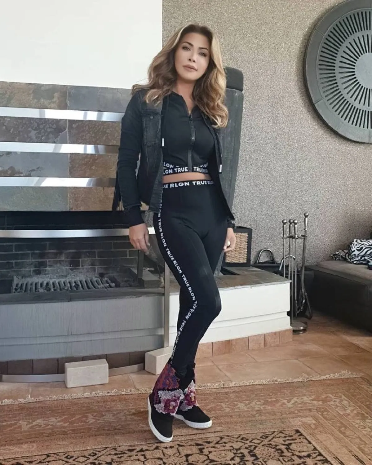 نوال الزغبي بإطلالة رياضية عصرية  