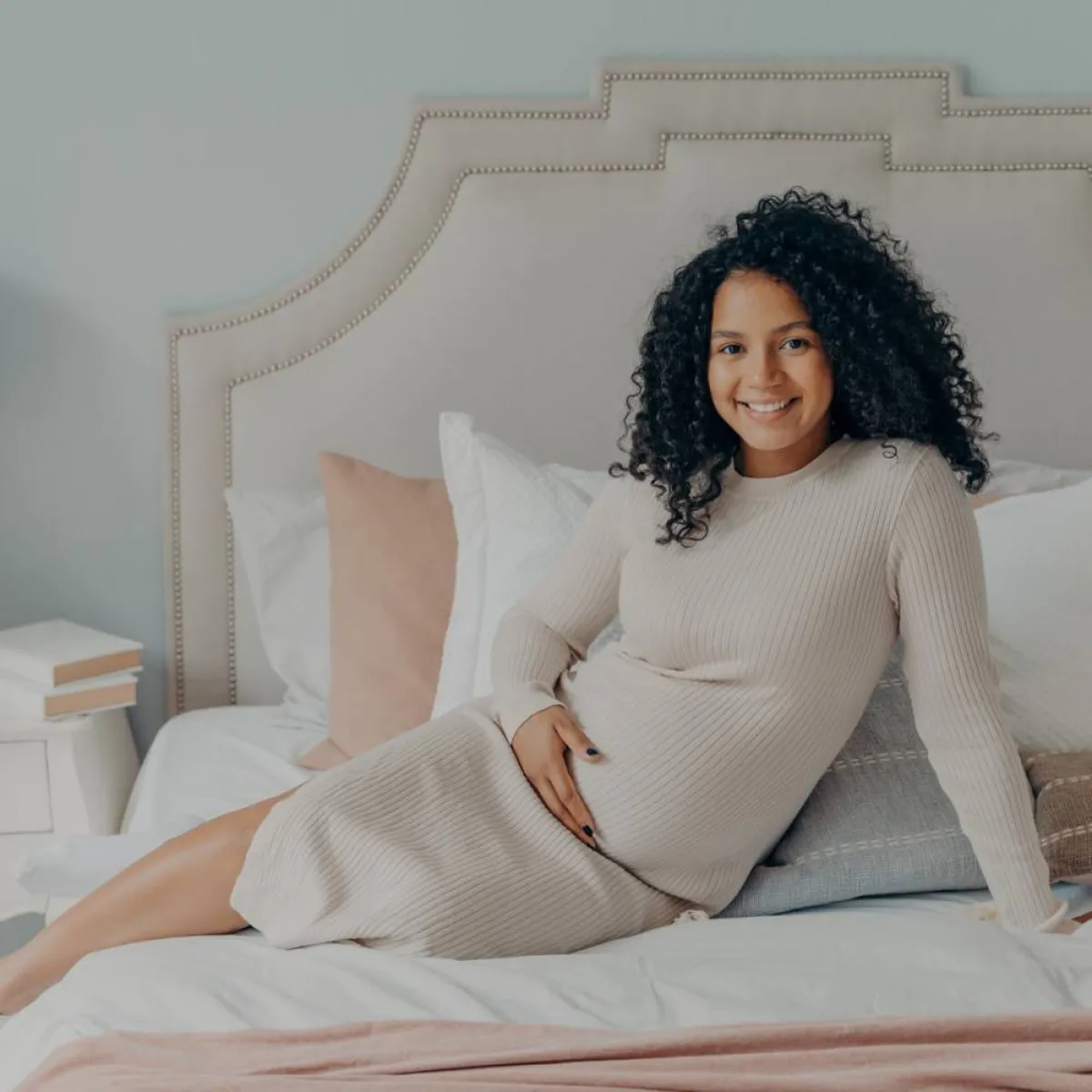 صورة لحامل سعيدة