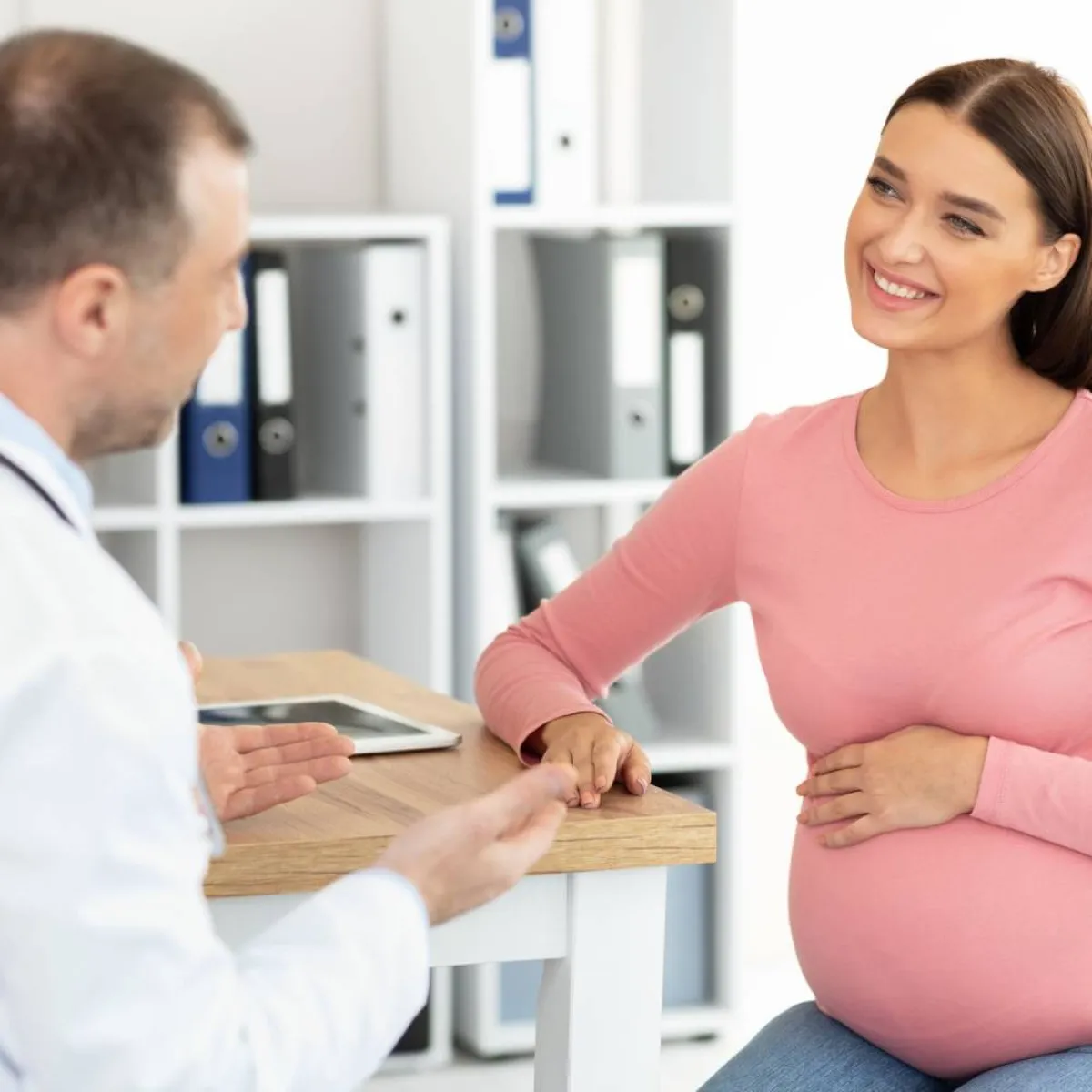 صورة لحامل وطبيب