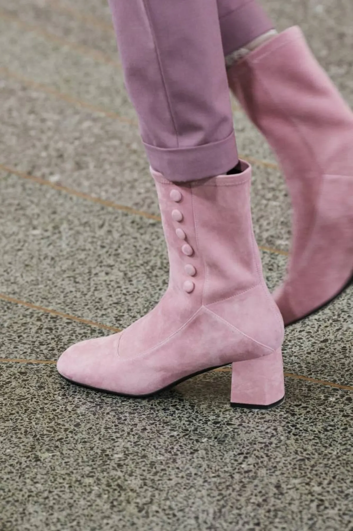 جزمة باللون الوردي من بورا أكسوا Bora Aksu  