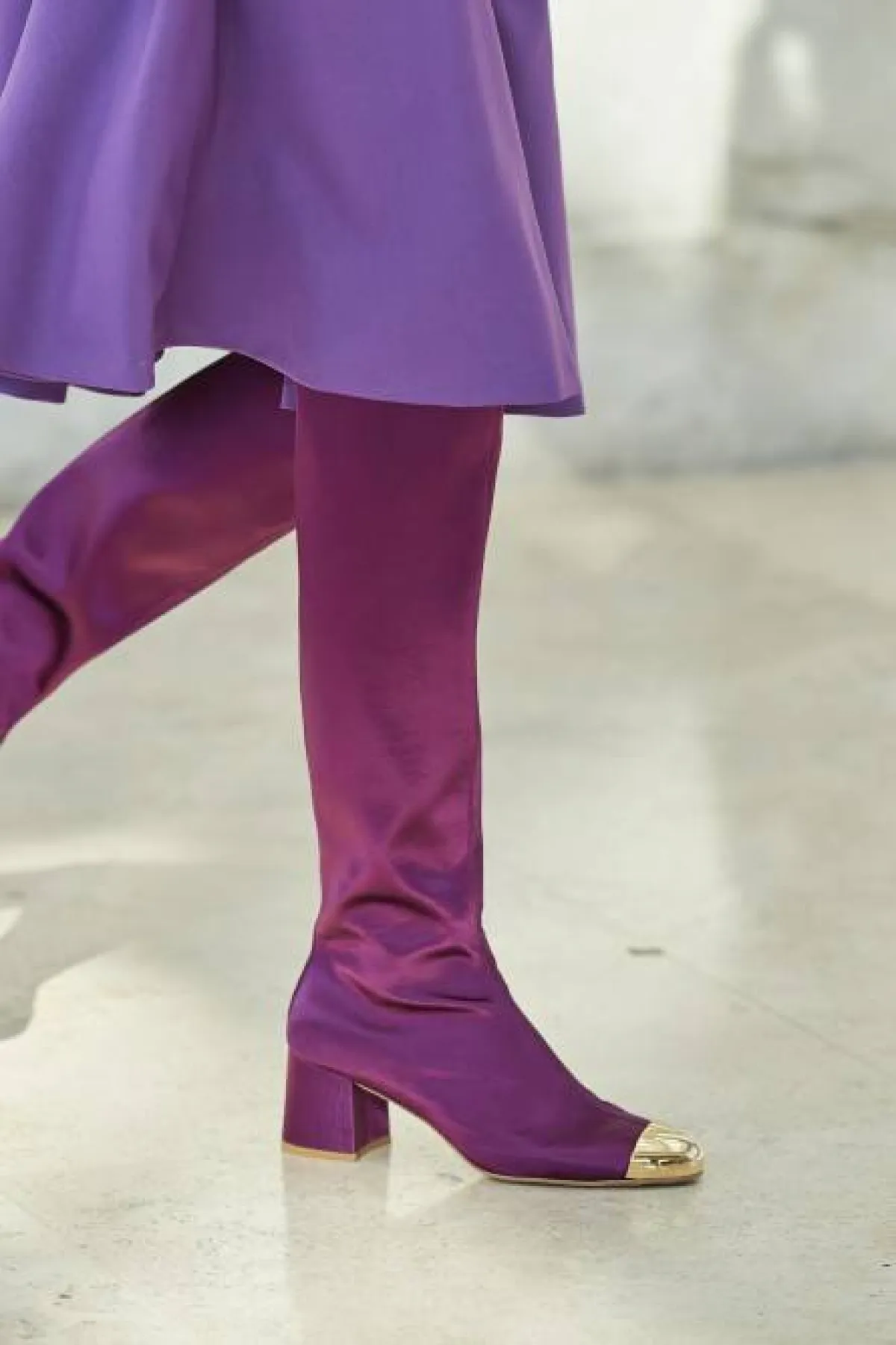 جزمة باللون الأرجواني الداكن من لورا بياغوتي Laura Biagiotti  