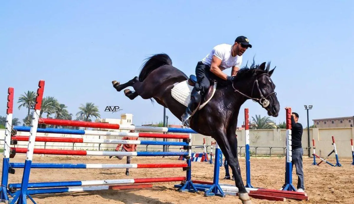 أحمد السقا ممتطياً جواد - الصورة من حسابه على انستغرام