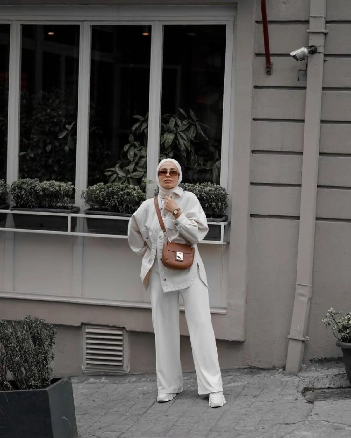  سمر شاكر بحقيبة كتف بني من ستيف مادان مع إطلالة كاجوال باللون الأوف وايت