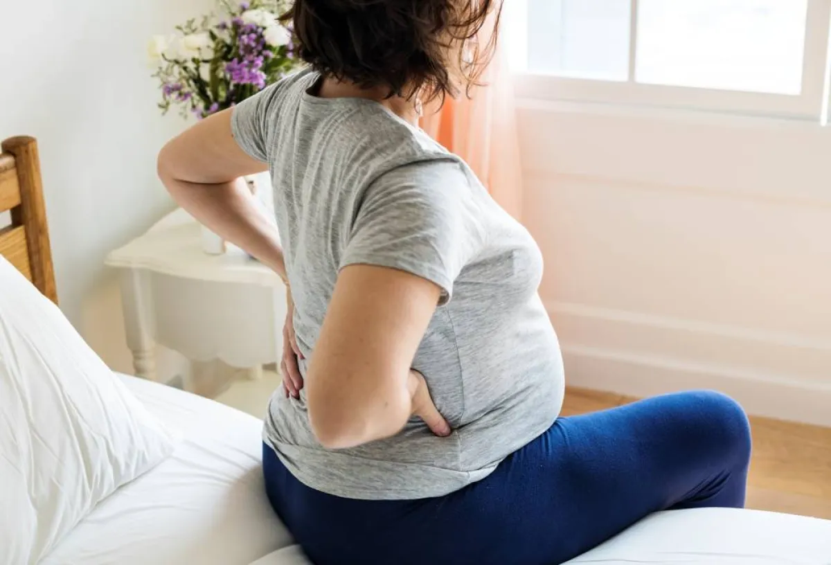 صورة لحامل تعاني من ألم طبيعي في ظهرها قرب الولادة