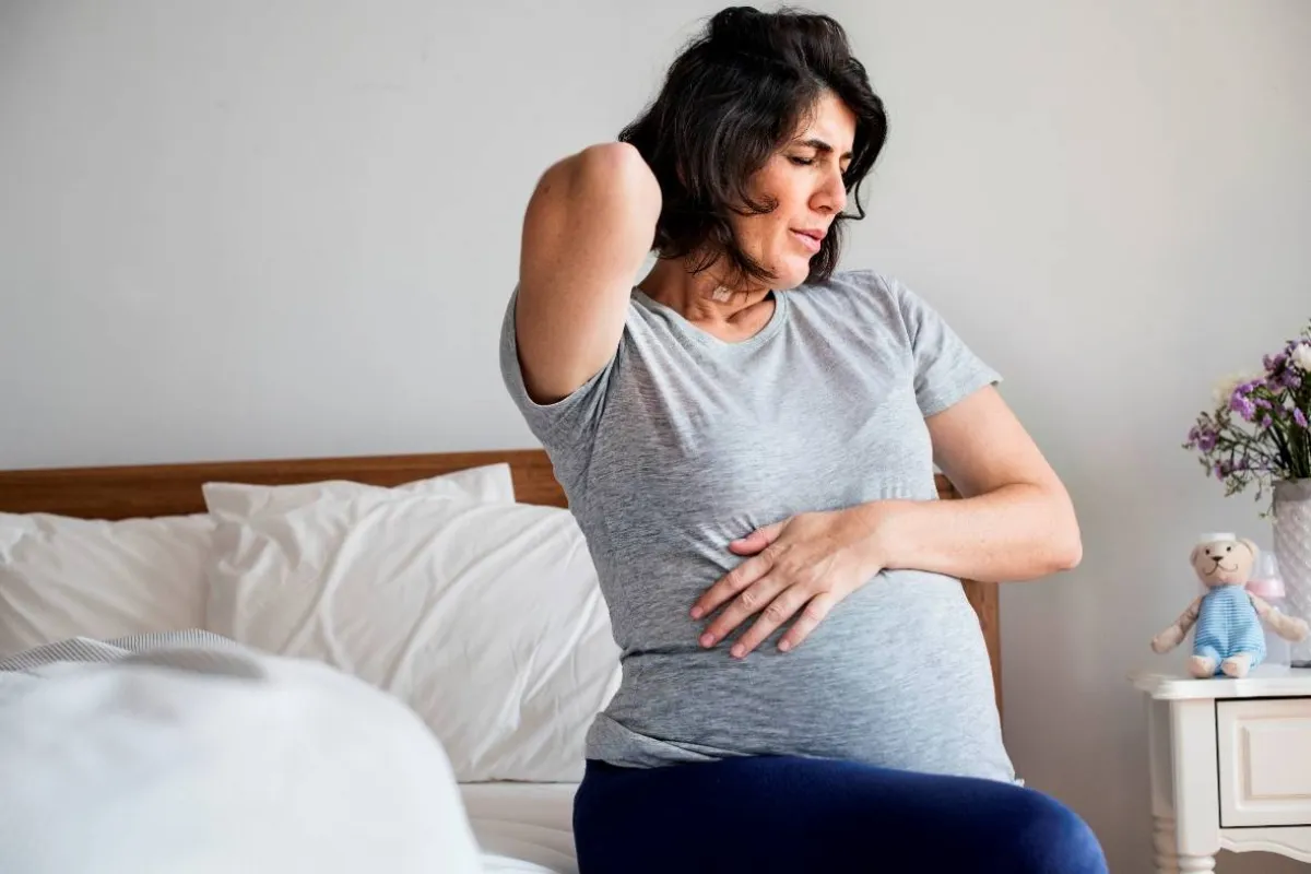 صورة لحامل تعاني من ألم في رقبتها